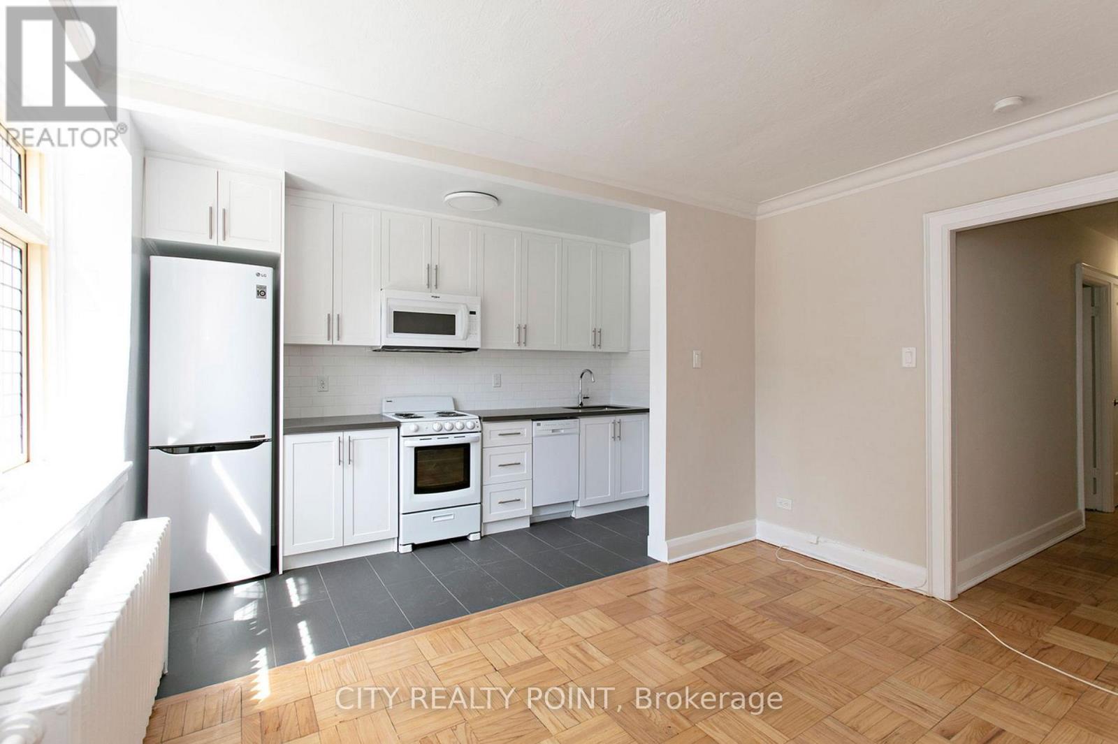 Photo 4 of 221 398 Avenue Road, Toronto ON