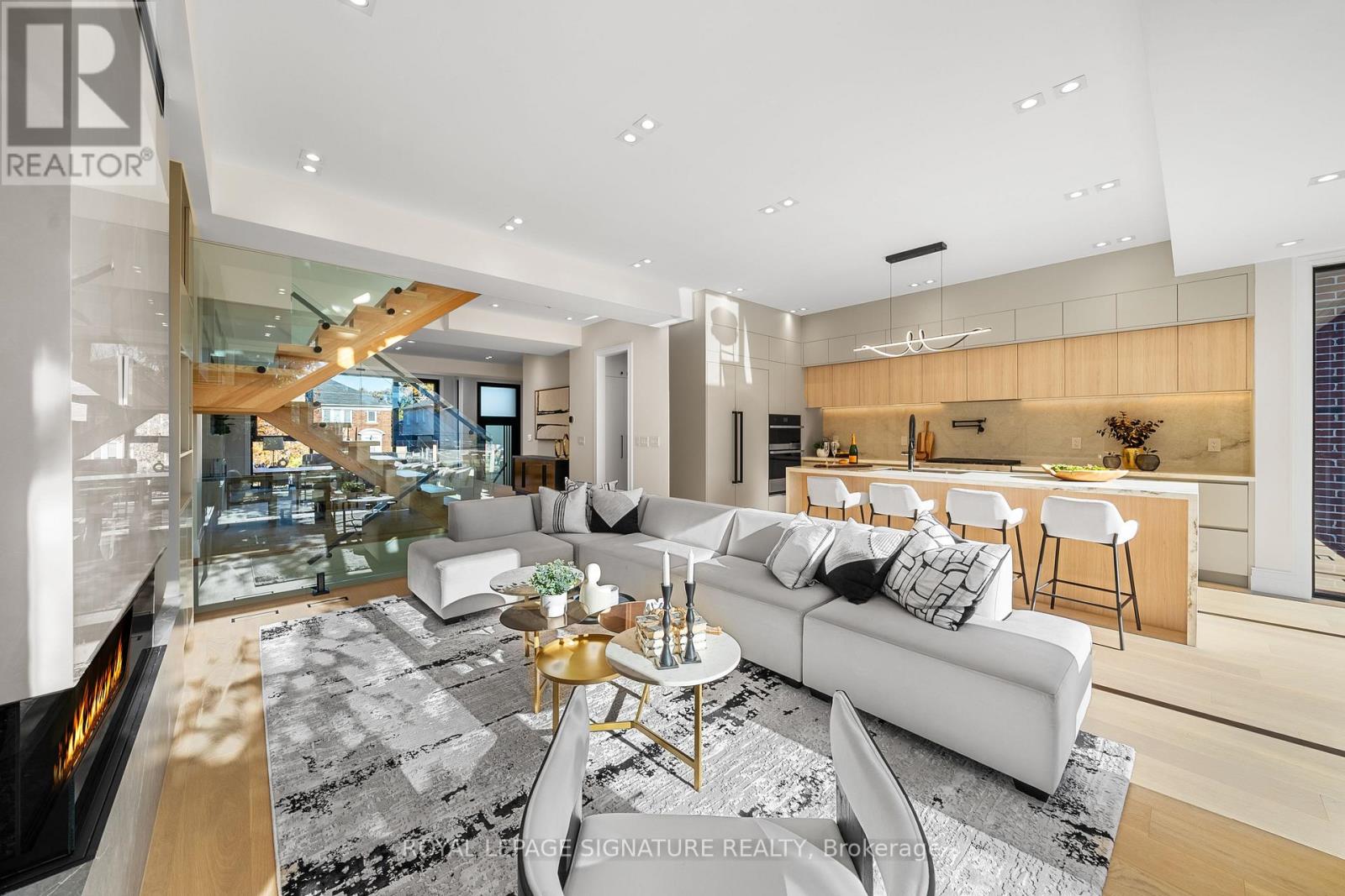 Photo 10 of 551 Broadway Avenue, Toronto ON