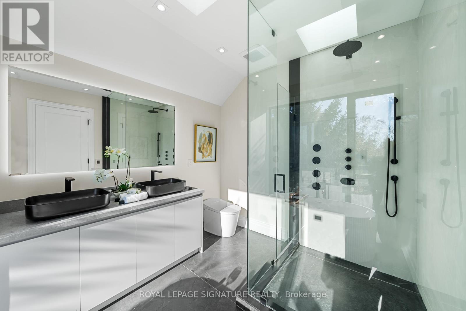 Photo 18 of 551 Broadway Avenue, Toronto ON
