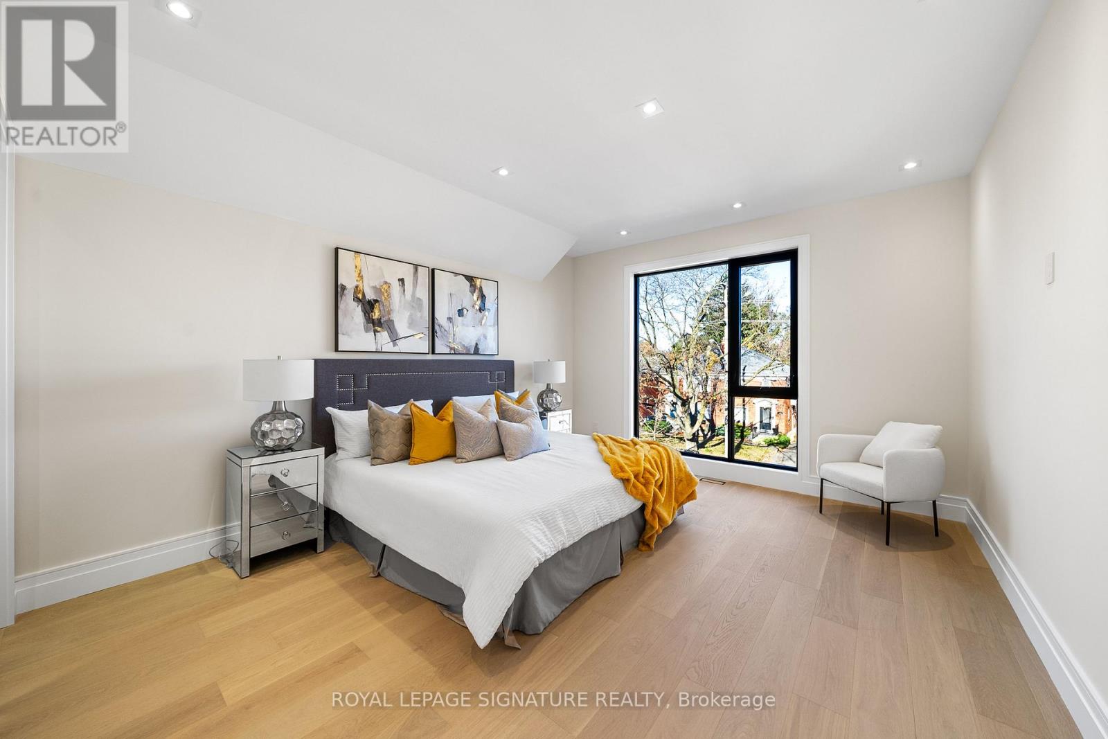 Photo 19 of 551 Broadway Avenue, Toronto ON