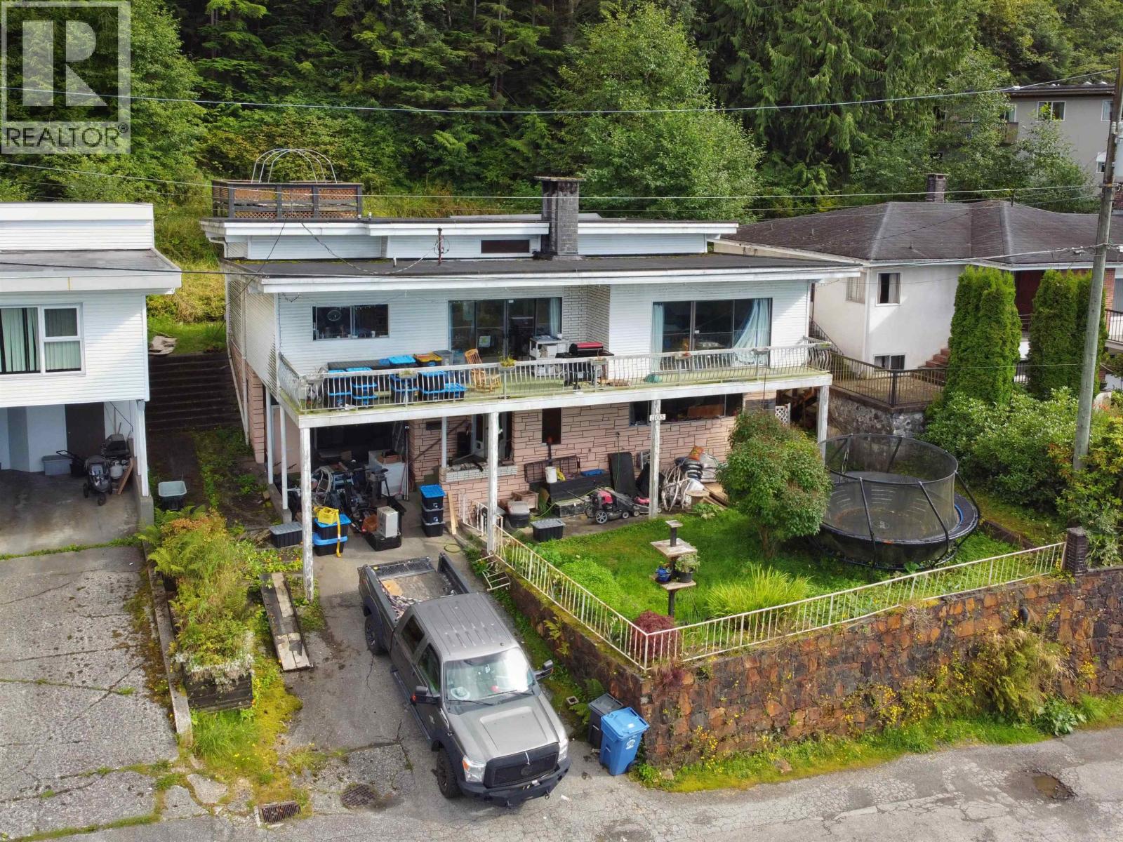 1105 BORDEN STREET