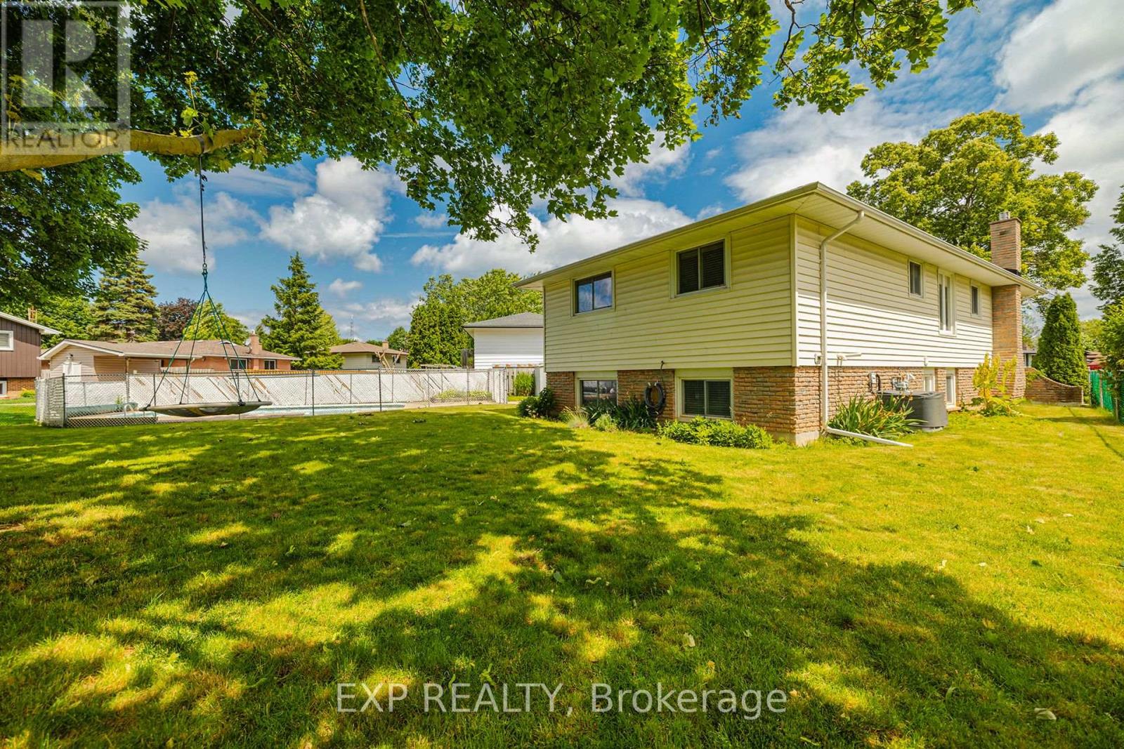 Photo 27 of 15 Laguna Crescent, St Catharines ON