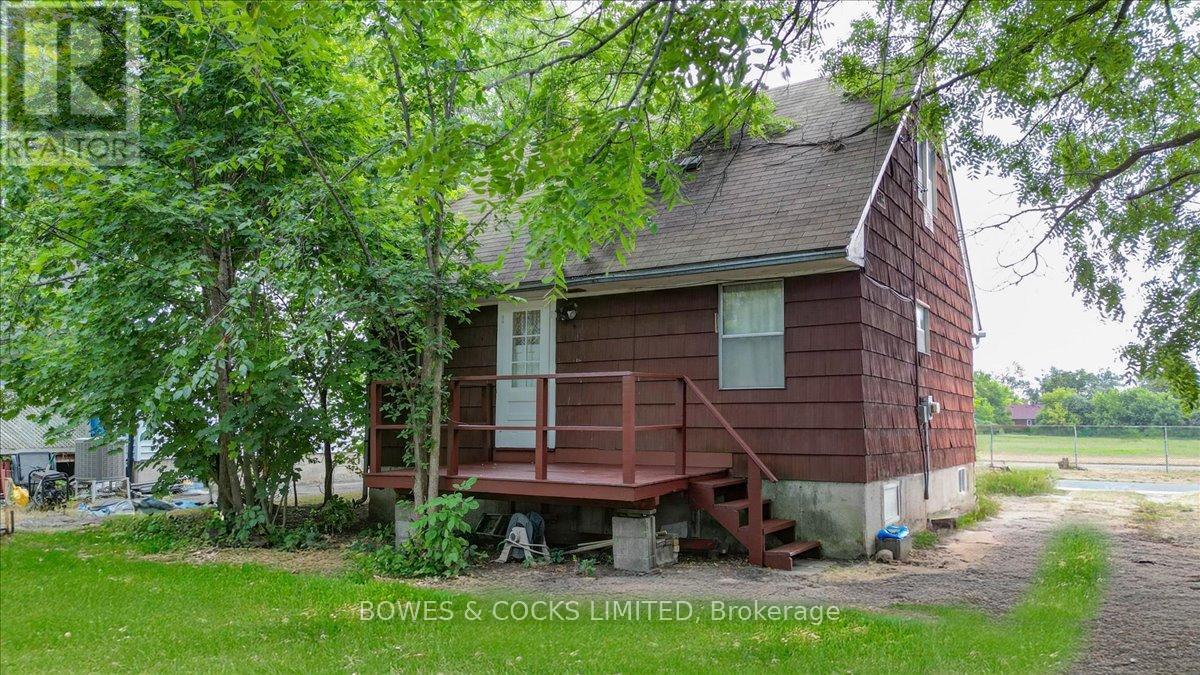 Photo 2 of 722 Gillespie Avenue, Peterborough ON