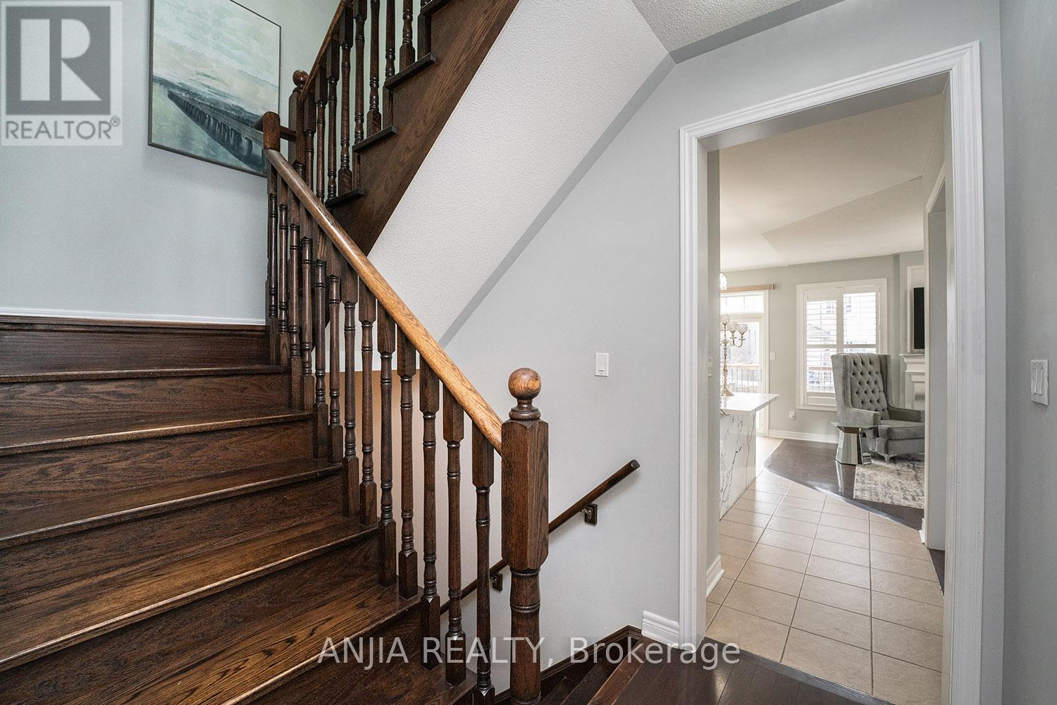 Photo 10 of 68 Lucida Court, Whitchurchstouffville ON
