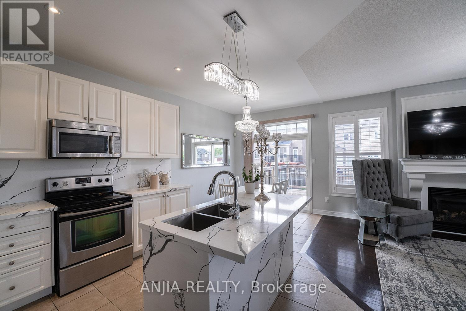 Photo 11 of 68 Lucida Court, Whitchurchstouffville ON