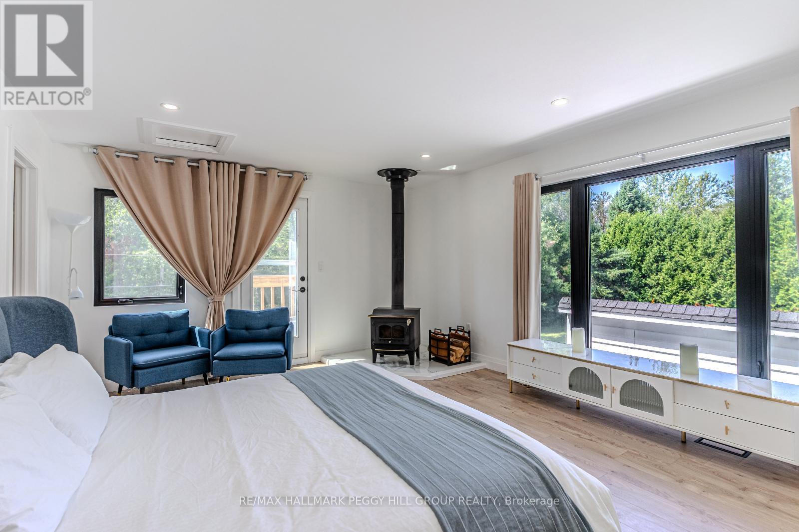 Photo 10 of 20 Hillview Crescent, Springwater ON