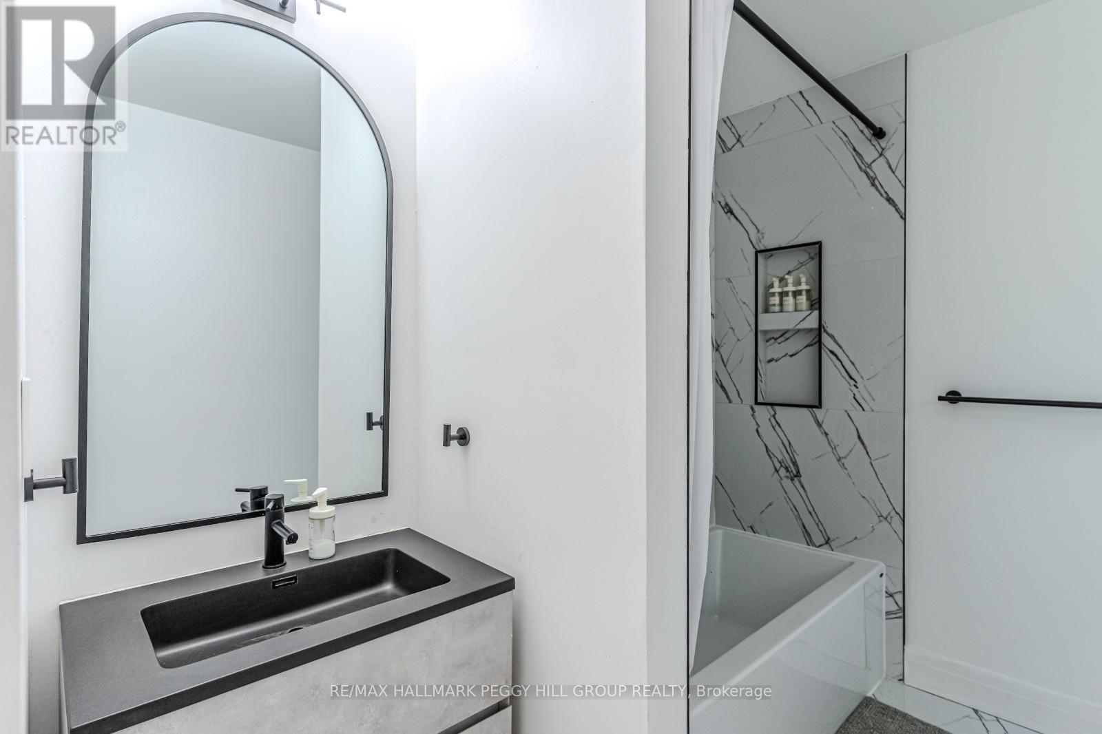Photo 15 of 20 Hillview Crescent, Springwater ON
