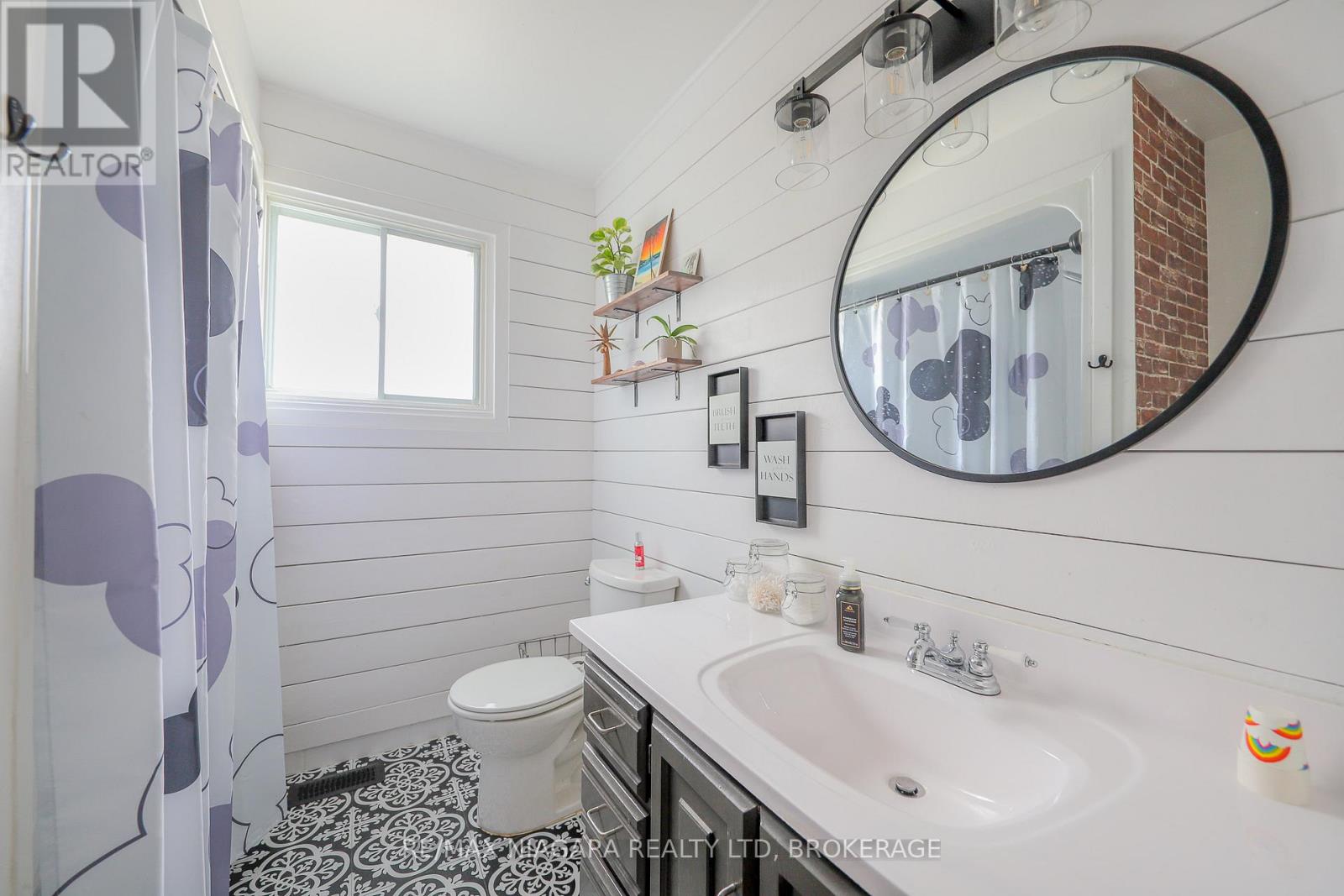 Photo 12 of 18 Roxborough Court, St Catharines ON