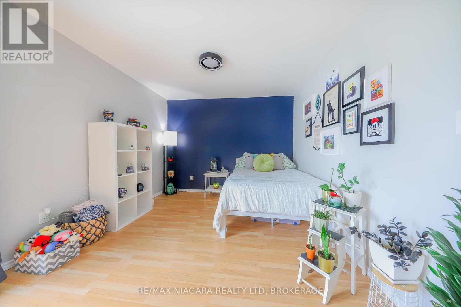 Photo 16 of 18 Roxborough Court, St Catharines ON