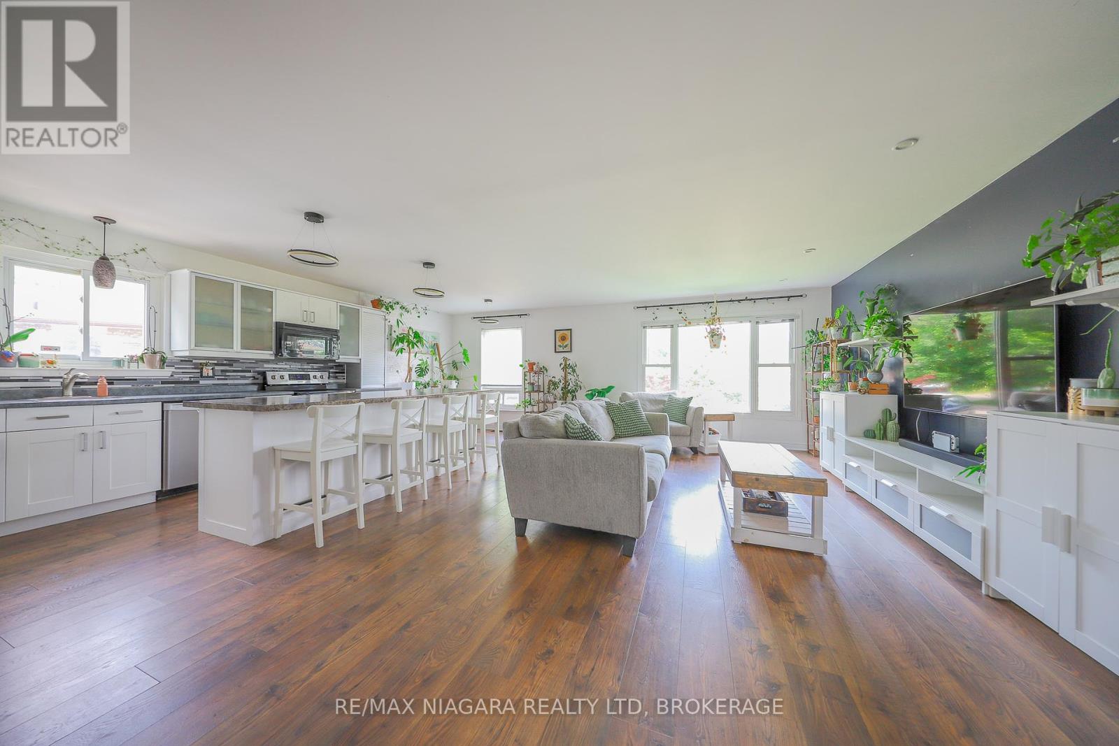 Photo 3 of 18 Roxborough Court, St Catharines ON