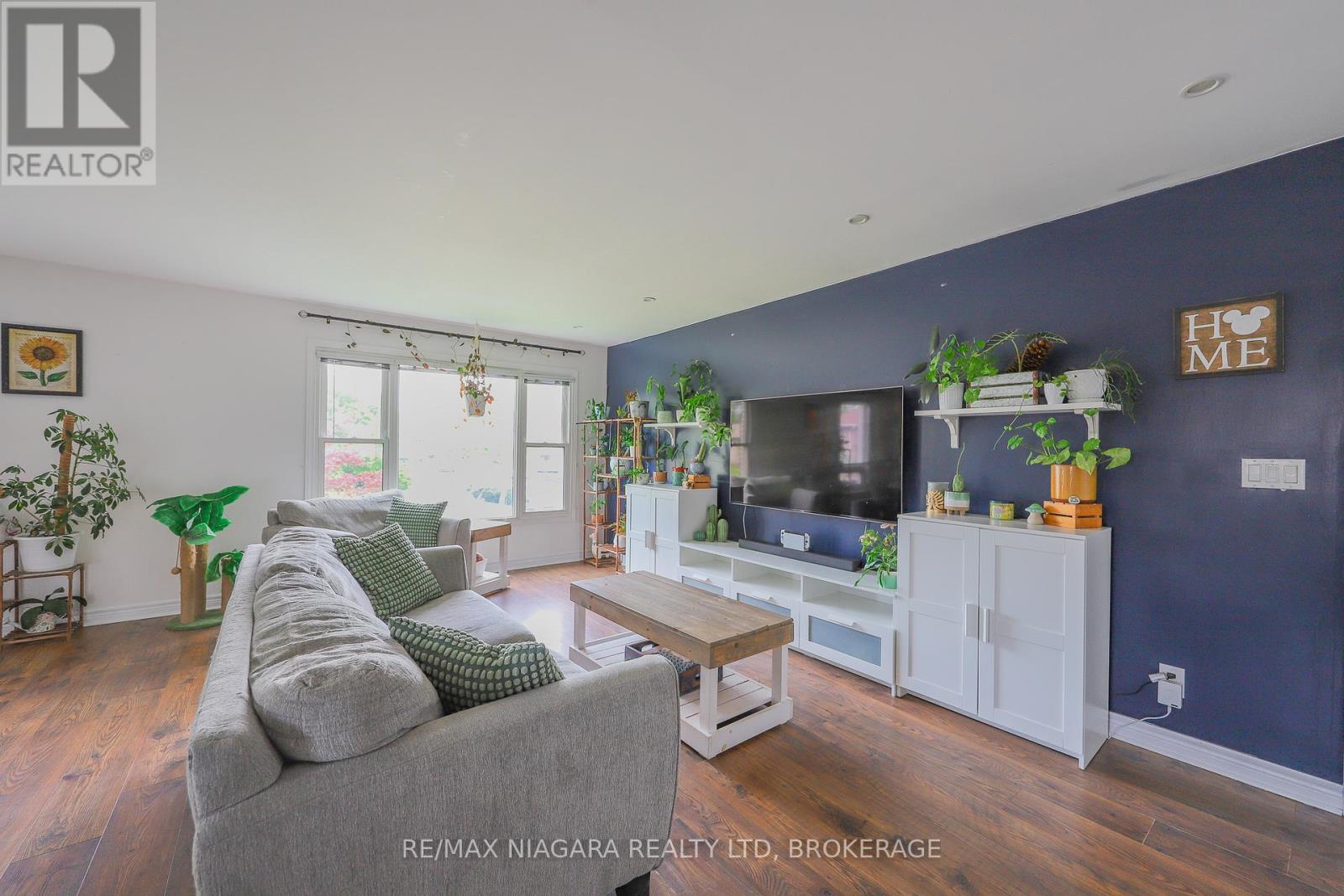 Photo 4 of 18 Roxborough Court, St Catharines ON