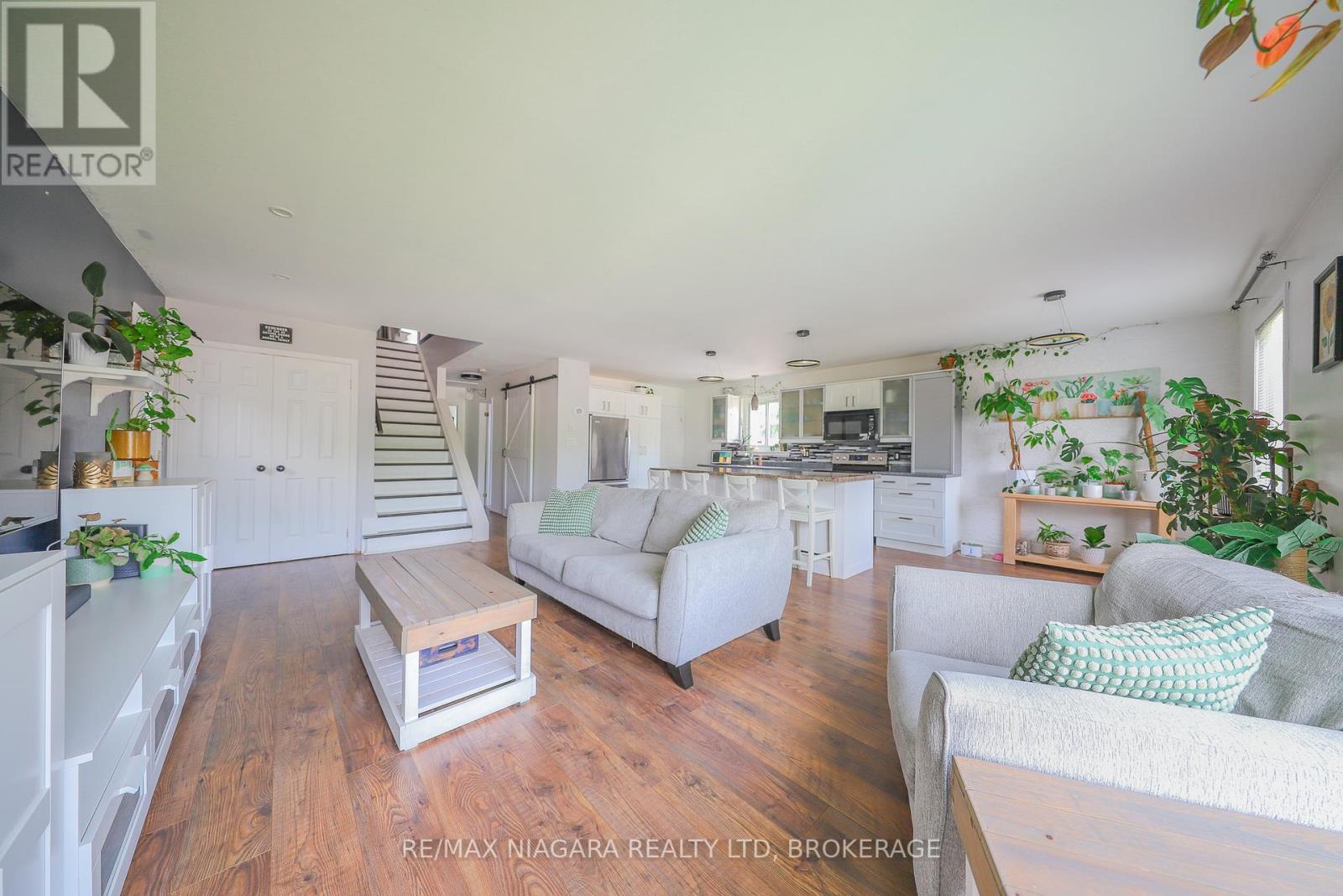 Photo 6 of 18 Roxborough Court, St Catharines ON
