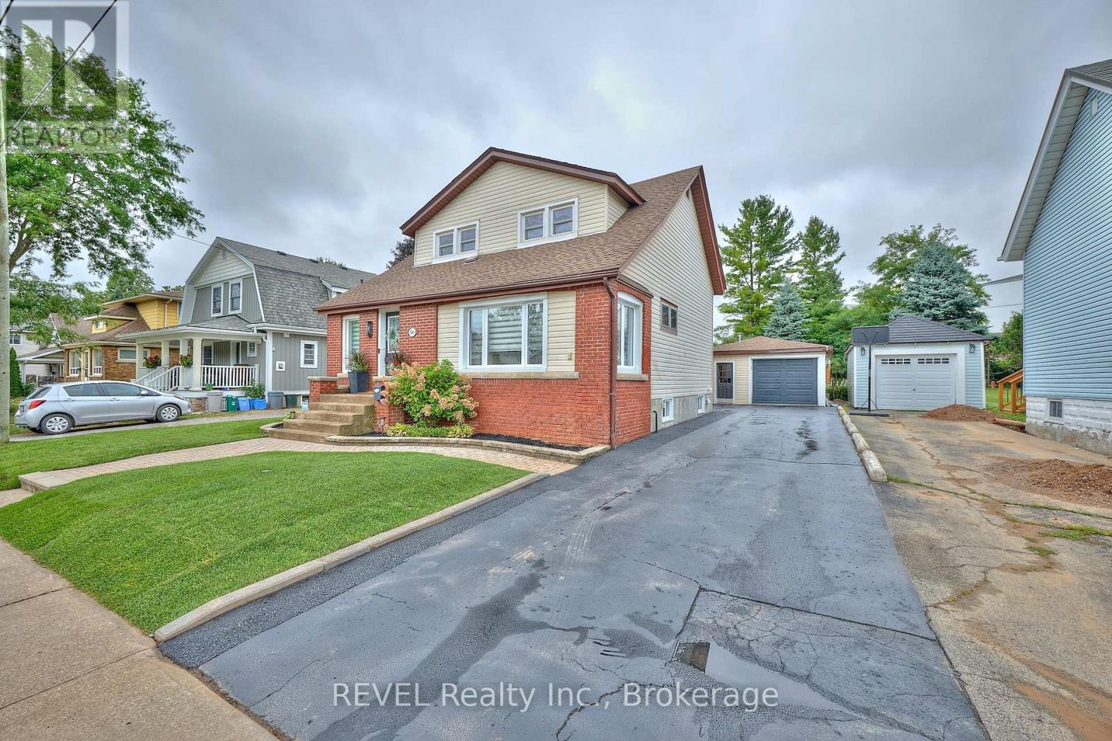Photo 2 of 5849 Symmes Street, Niagara Falls ON