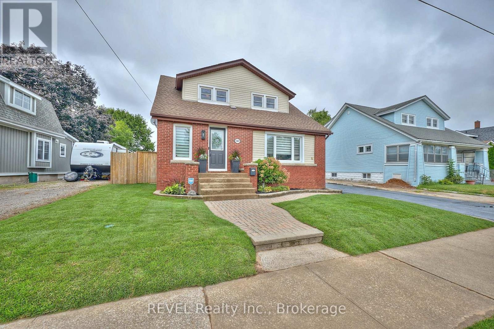 Photo 3 of 5849 Symmes Street, Niagara Falls ON