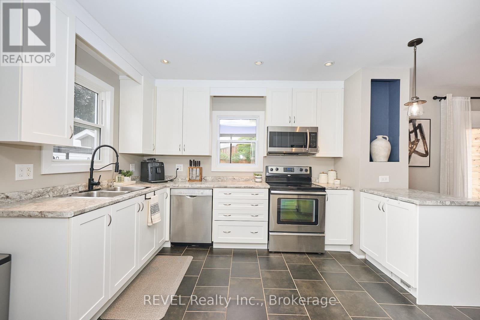 Photo 9 of 5849 Symmes Street, Niagara Falls ON