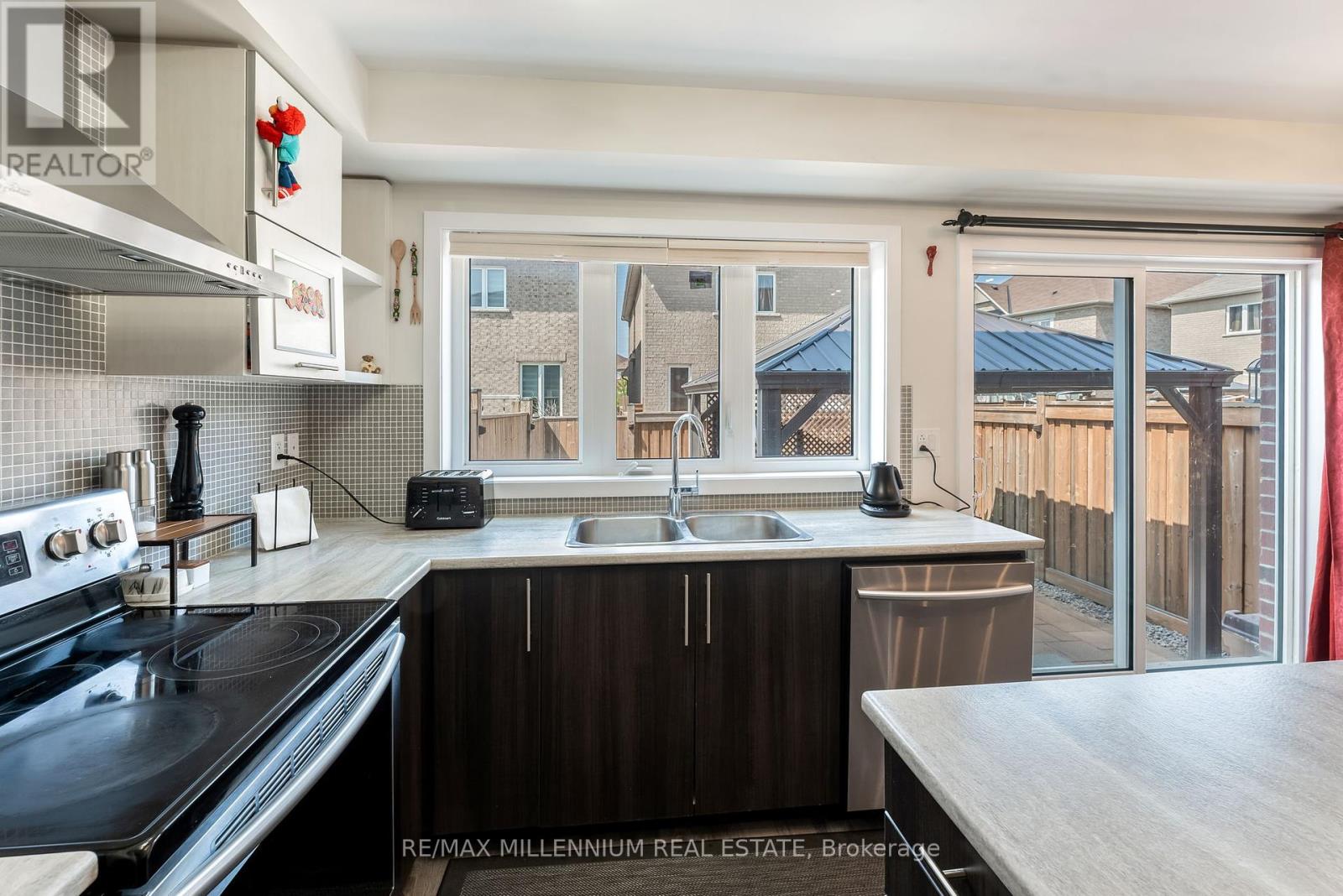 Photo 15 of 494 Queen Mary Drive, Brampton ON