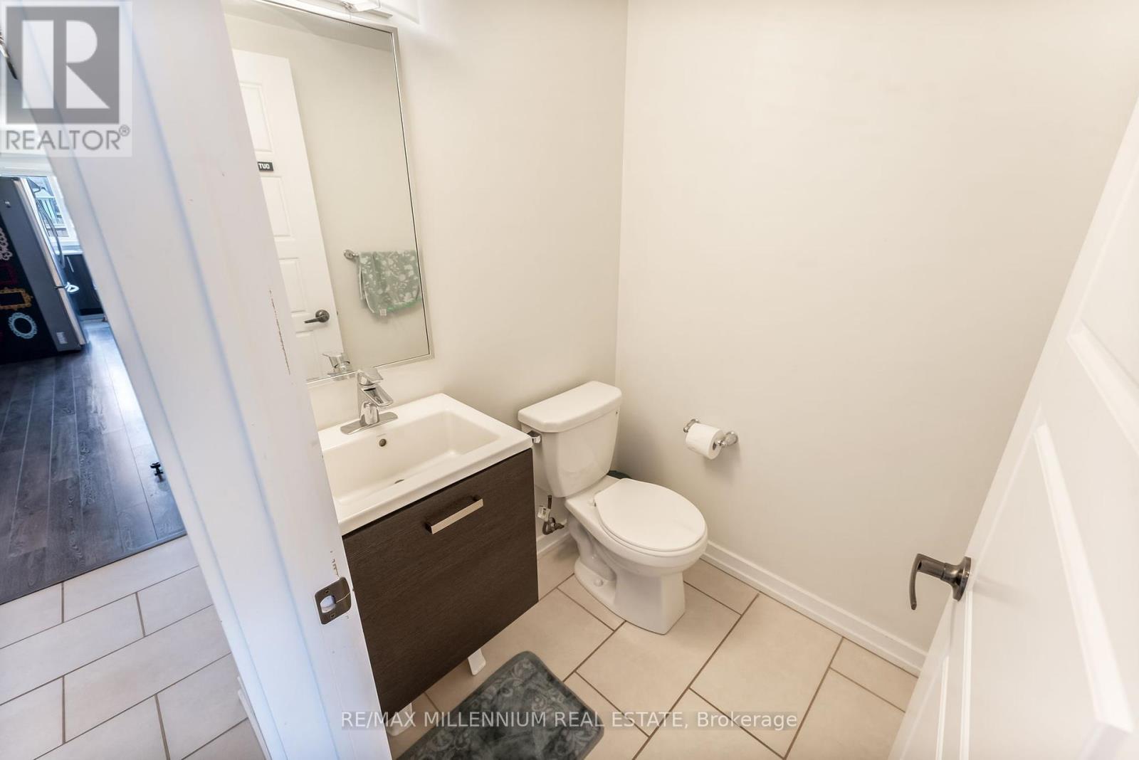 Photo 18 of 494 Queen Mary Drive, Brampton ON
