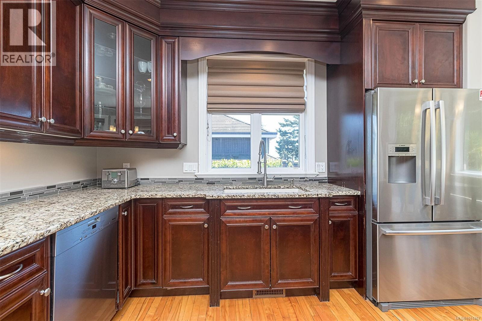 Photo 4 of 4566 Gordon Point Dr, Saanich BC