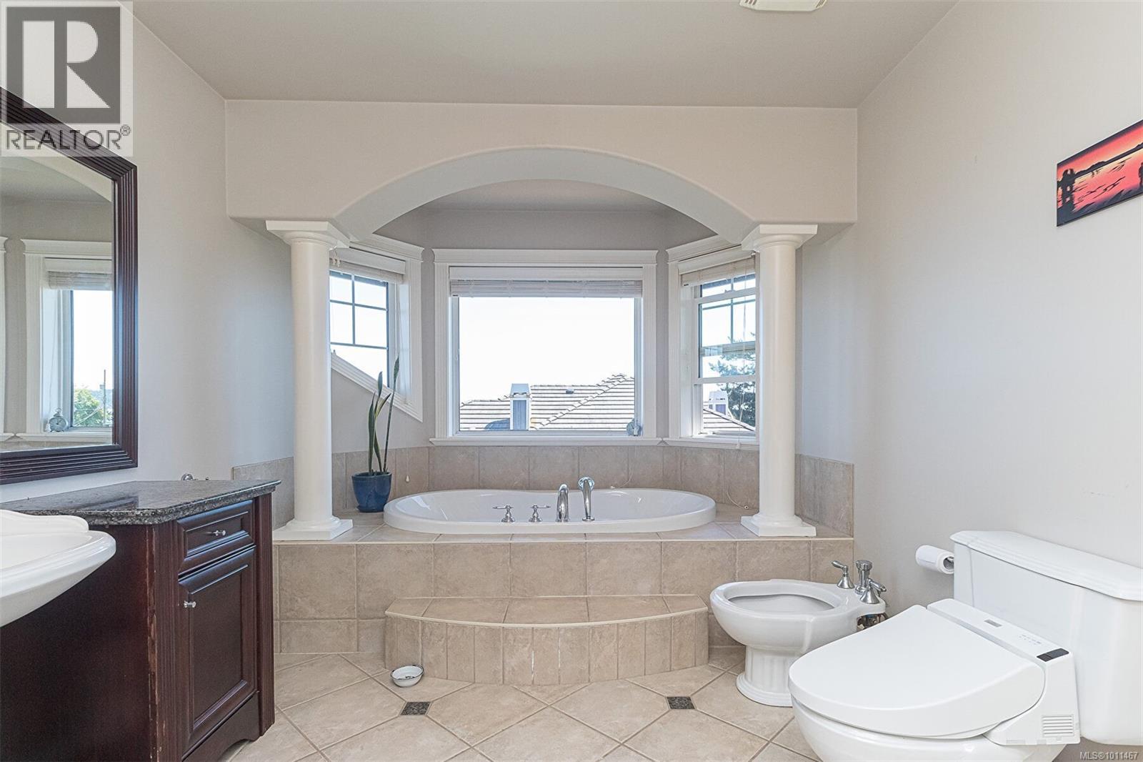 Photo 7 of 4566 Gordon Point Dr, Saanich BC