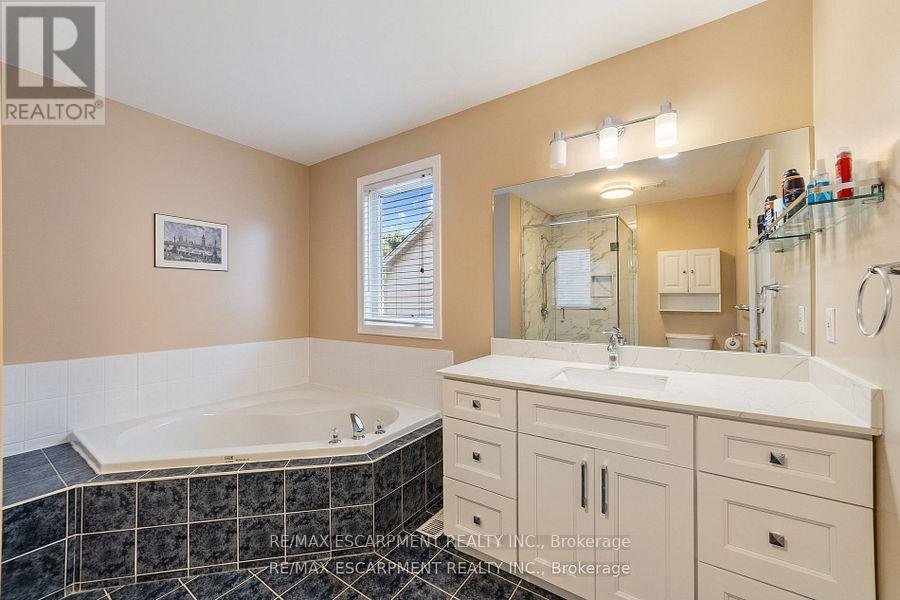 Photo 17 of 82 Griffith Drive, Grimsby ON