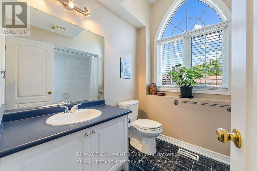 Photo 13 of 82 Griffith Drive, Grimsby ON