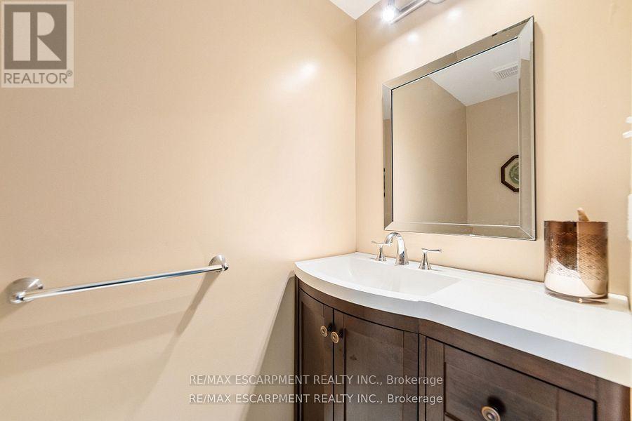 Photo 27 of 82 Griffith Drive, Grimsby ON