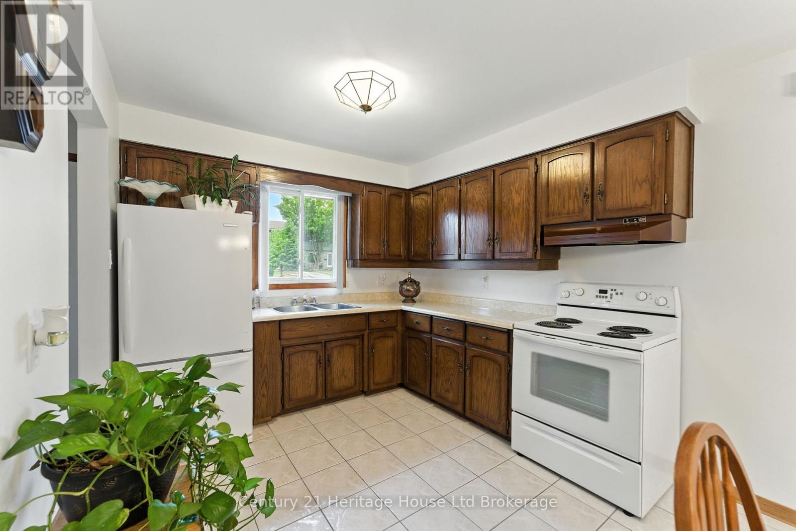 Photo 16 of 1043 Canfield Crescent, Woodstock ON