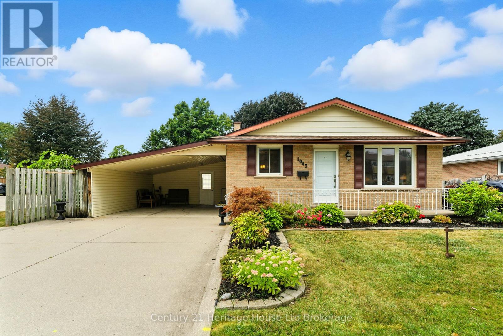 Photo 2 of 1043 Canfield Crescent, Woodstock ON