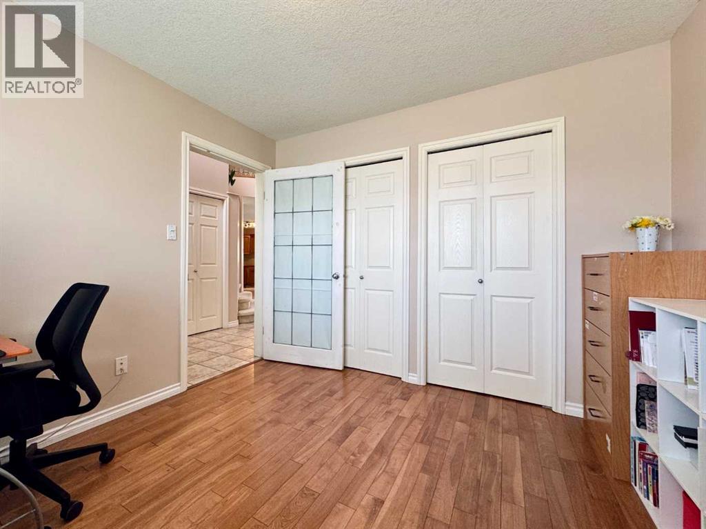Photo 4 of 225 Cougar Way N, Lethbridge AB