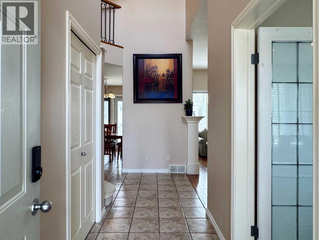 Photo 3 of 225 Cougar Way N, Lethbridge AB