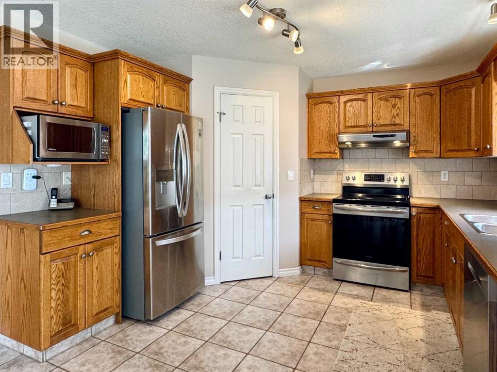 Photo 15 of 225 Cougar Way N, Lethbridge AB