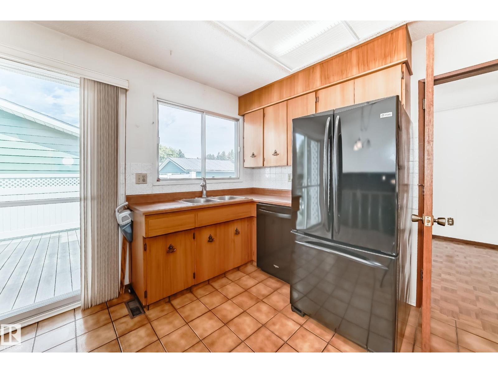 Photo 23 of 1005 Strathcona Dr, Sherwood Park AB