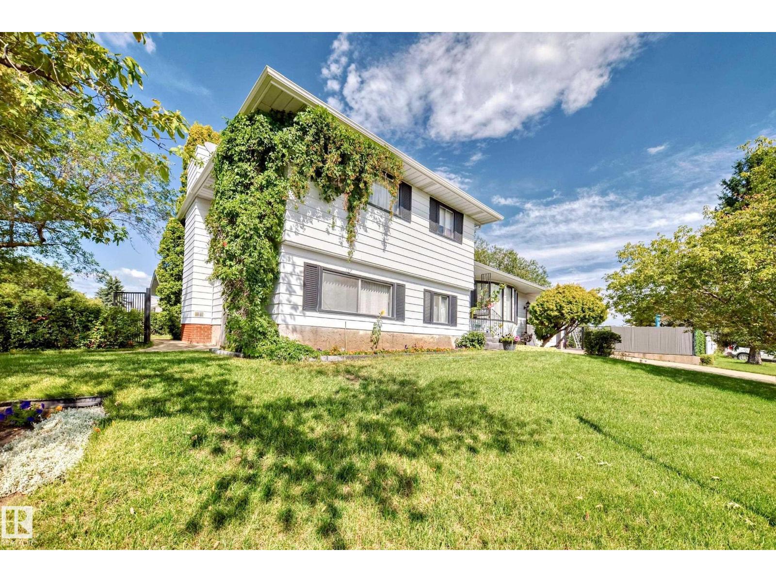 Photo 4 of 1005 Strathcona Dr, Sherwood Park AB