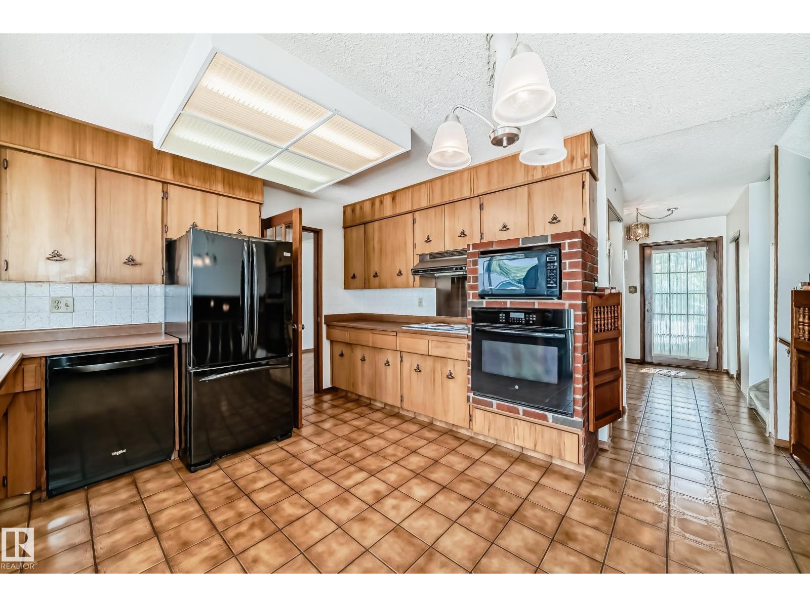 Photo 21 of 1005 Strathcona Dr, Sherwood Park AB