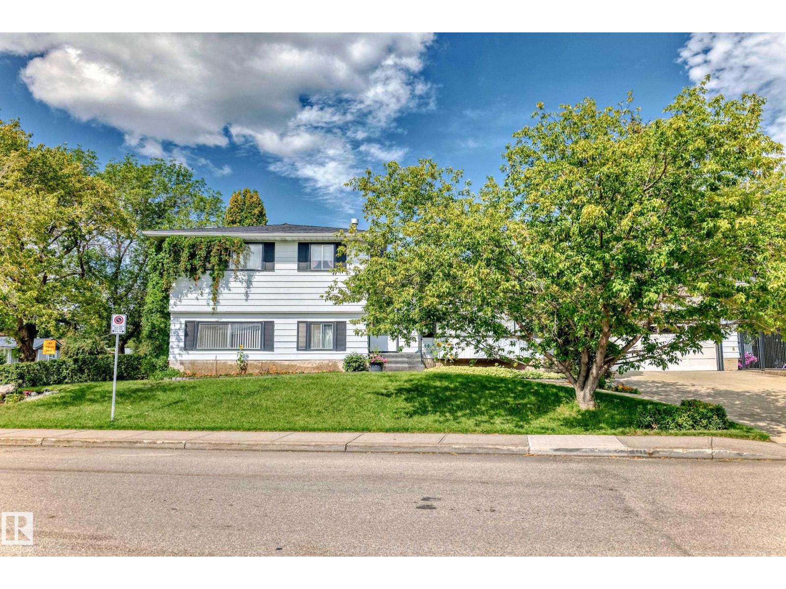 Photo 2 of 1005 Strathcona Dr, Sherwood Park AB