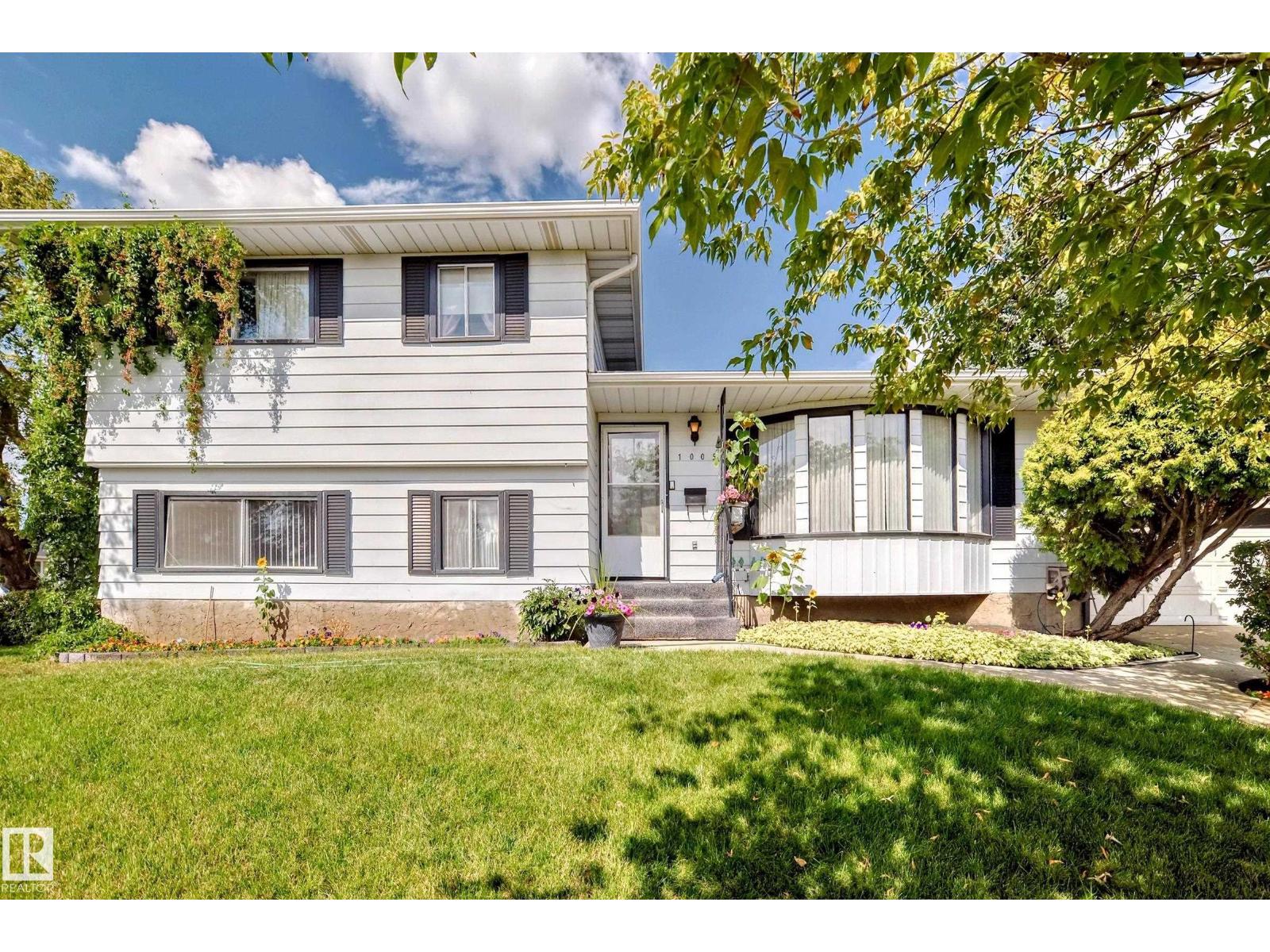 Photo 3 of 1005 Strathcona Dr, Sherwood Park AB