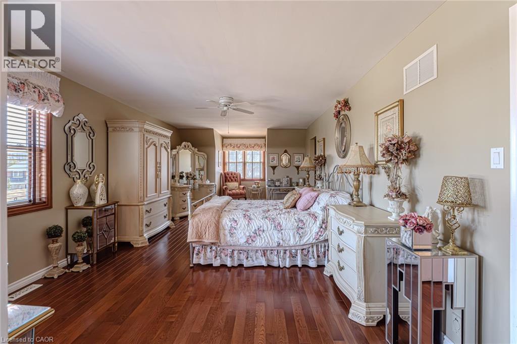 Photo 16 of 136 Country Club Drive, Hamilton ON