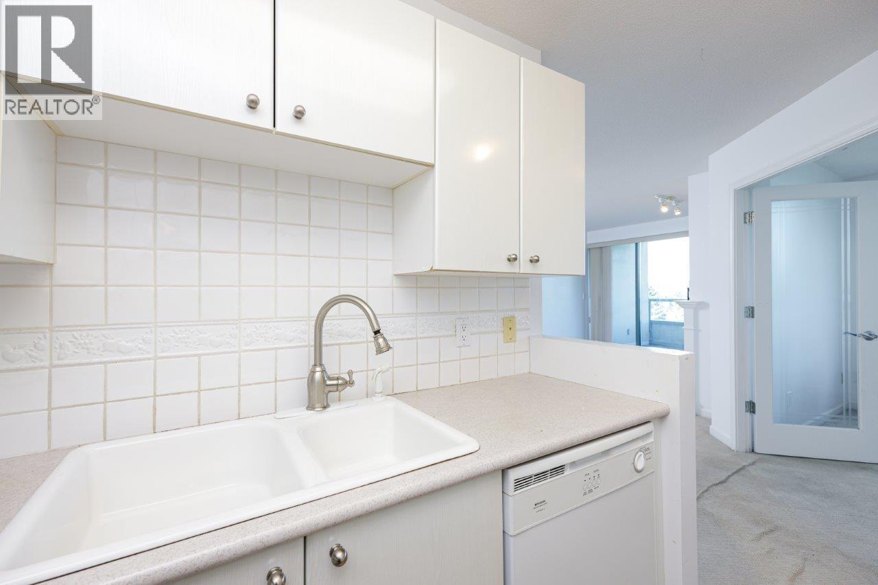 Photo 12 of 806 6611 Southoaks Crescent, Burnaby BC