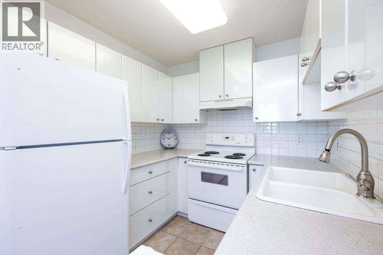 Photo 11 of 806 6611 Southoaks Crescent, Burnaby BC