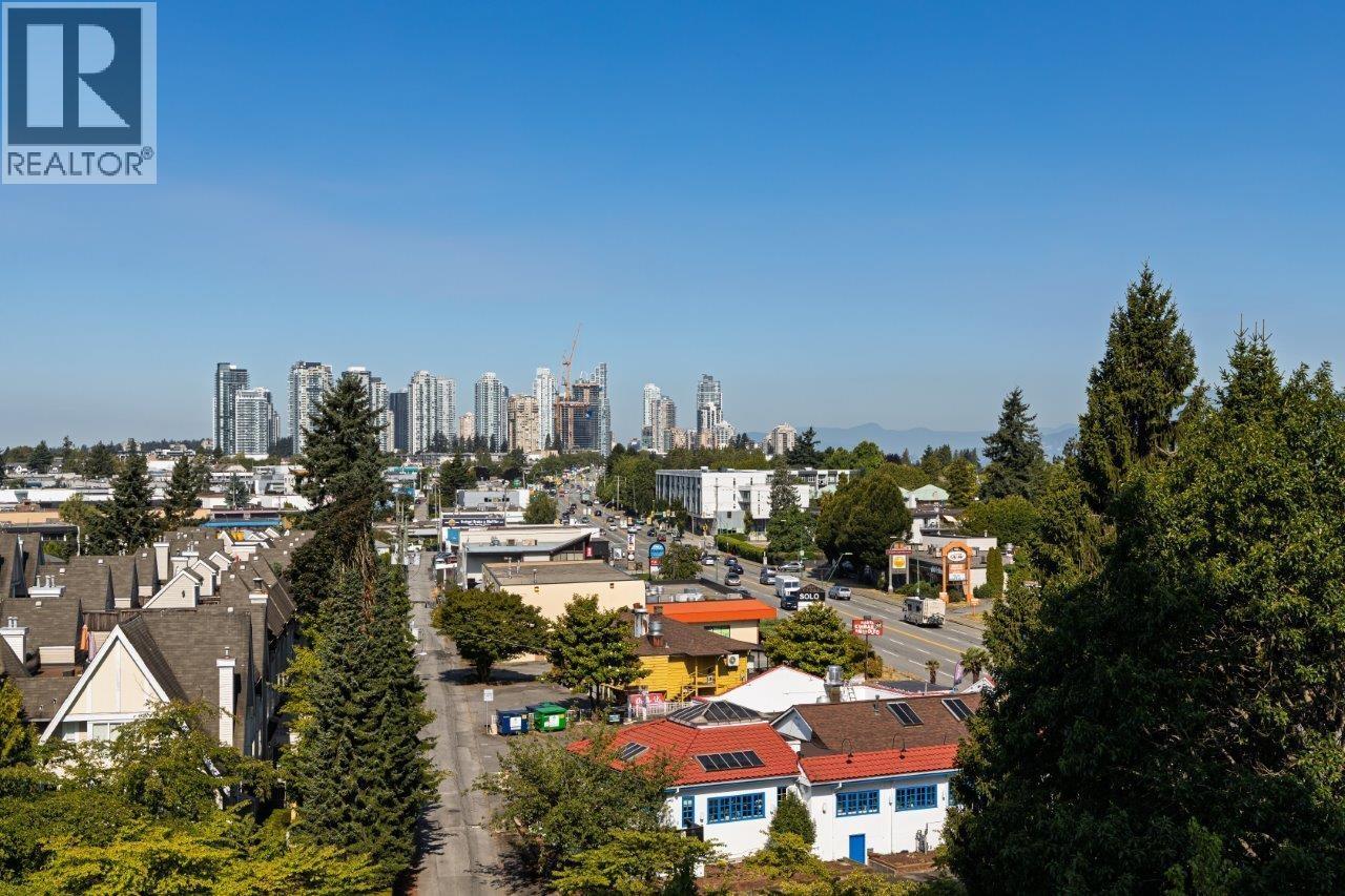 Photo 2 of 806 6611 Southoaks Crescent, Burnaby BC