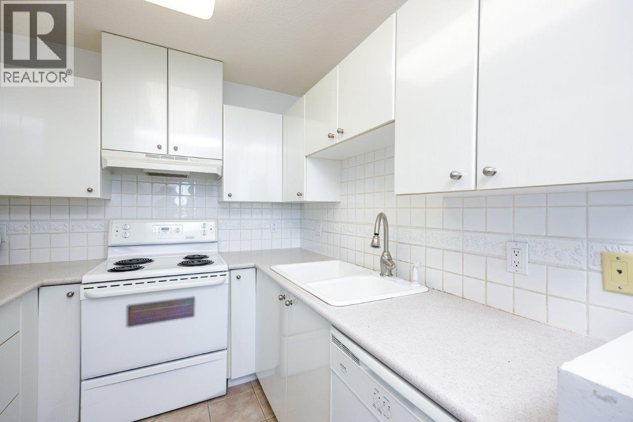 Photo 9 of 806 6611 Southoaks Crescent, Burnaby BC