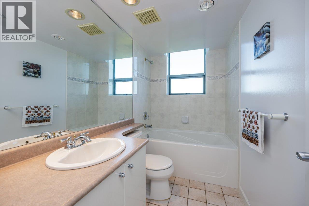 Photo 18 of 806 6611 Southoaks Crescent, Burnaby BC