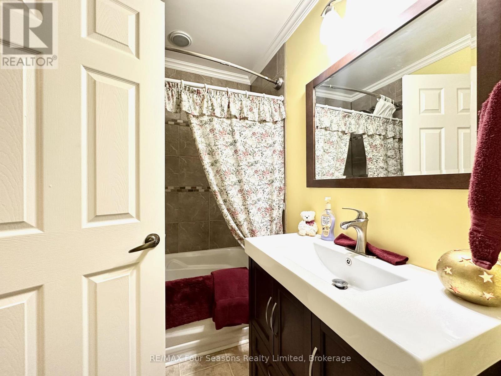 Photo 34 of 225 Christopher Street, Clearview ON