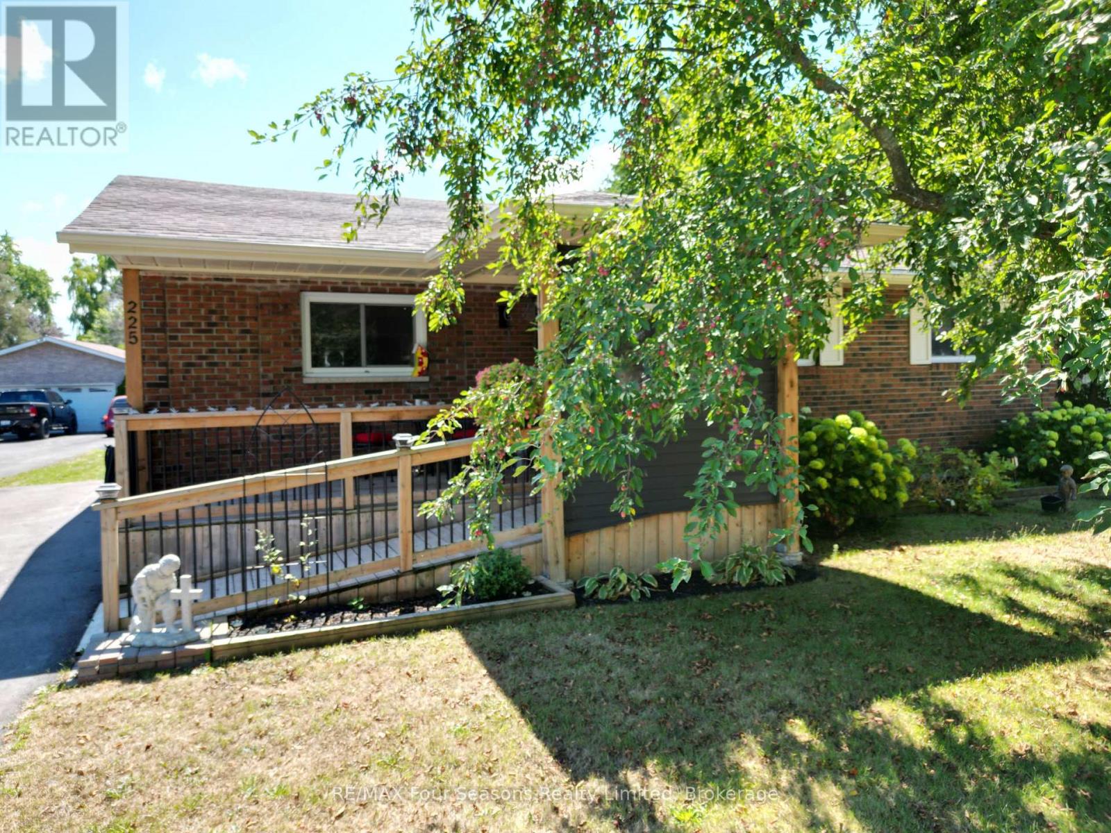 Photo 4 of 225 Christopher Street, Clearview ON