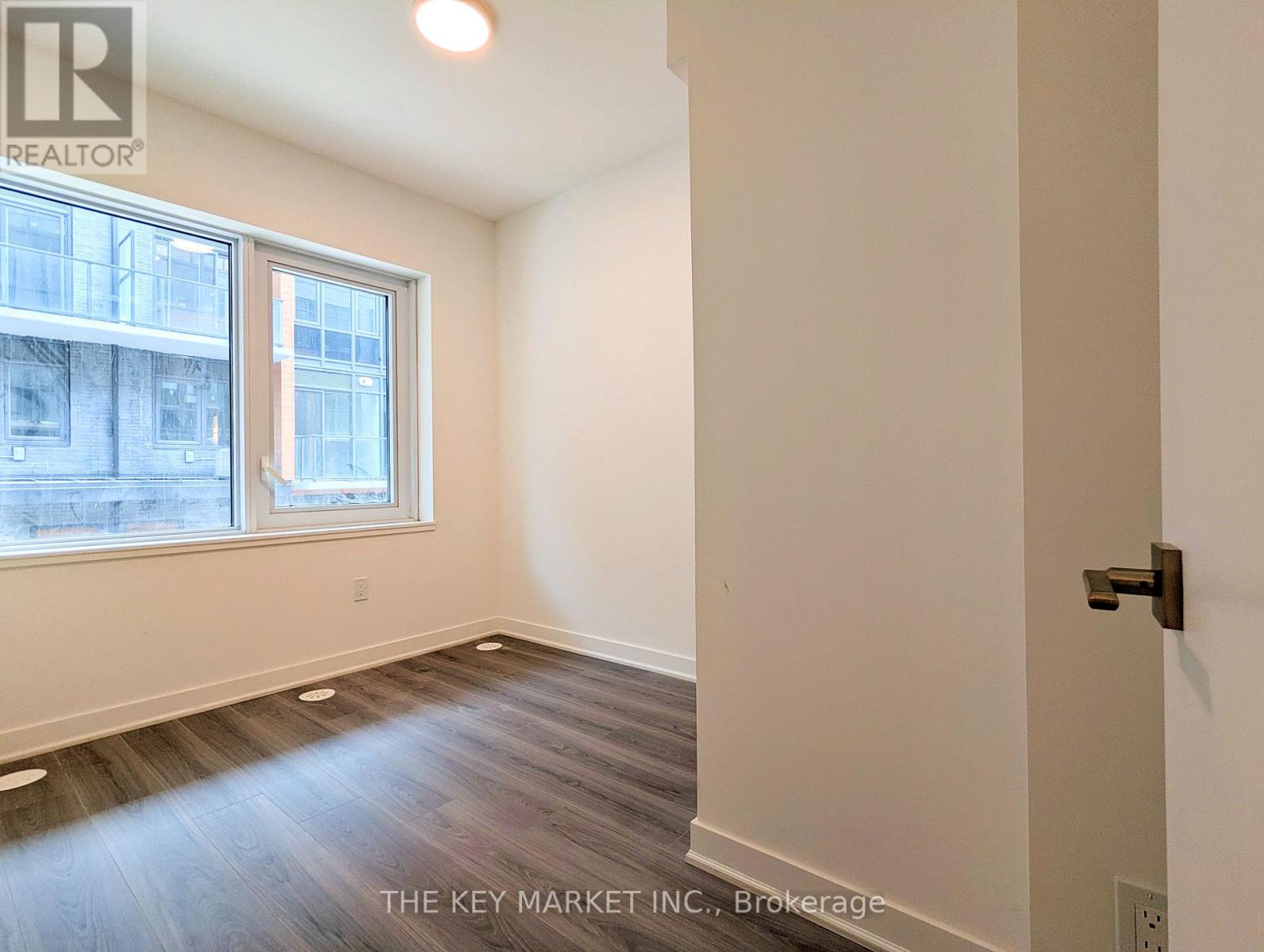 Photo 10 of 74 71 Curlew Drive, Toronto ON