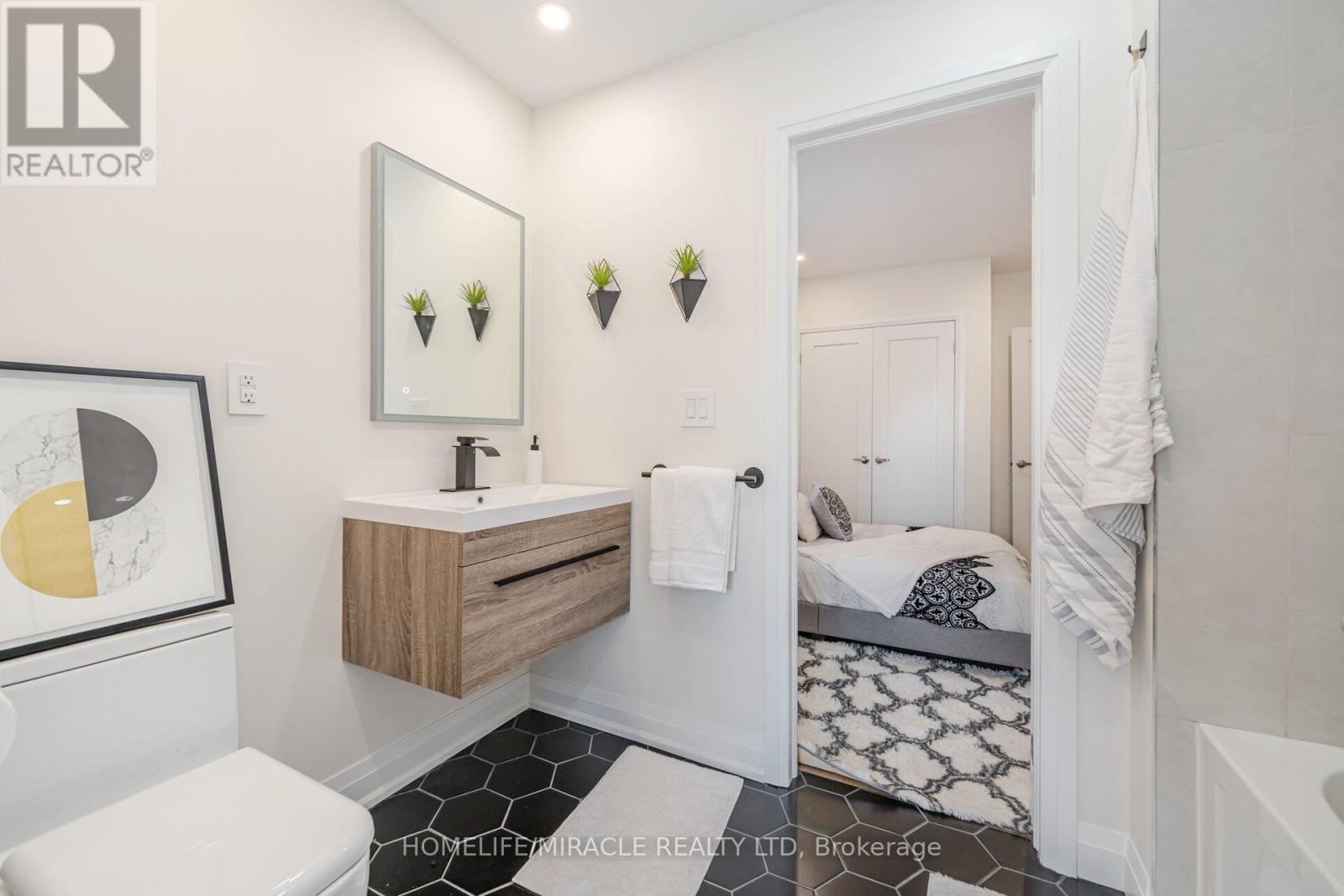 Photo 4 of 388 Oakwood Avenue, Toronto ON