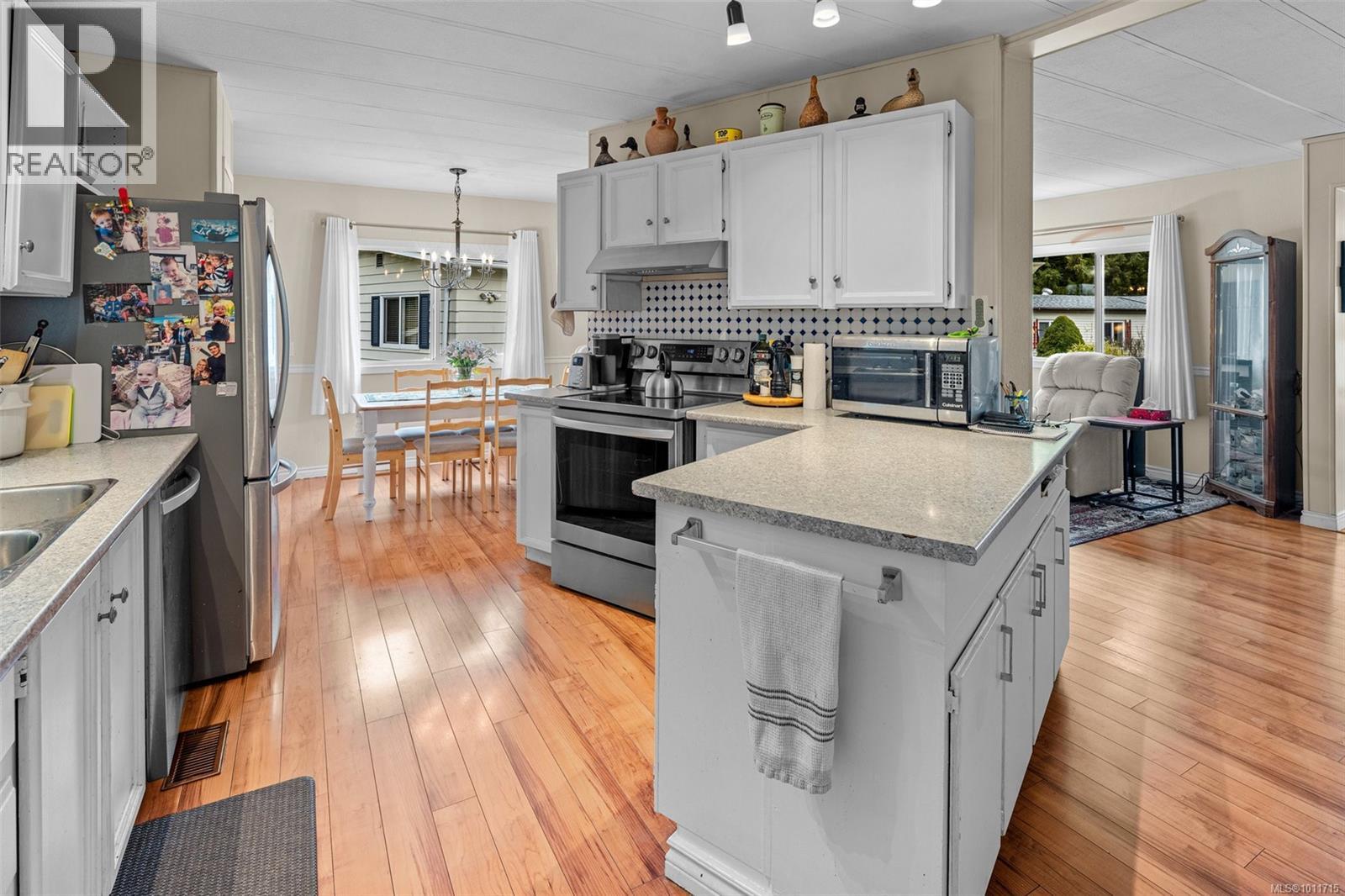 Photo 10 of 3 2607 Selwyn Rd, Langford BC