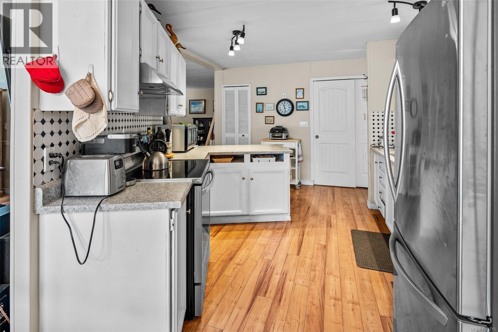 Photo 5 of 3 2607 Selwyn Rd, Langford BC