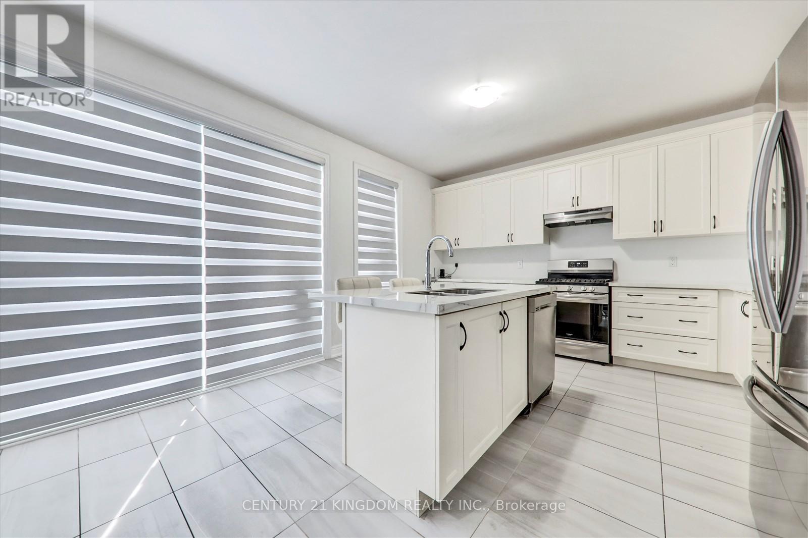 Photo 25 of 983 Langford Boulevard, Bradford West Gwillimbury ON