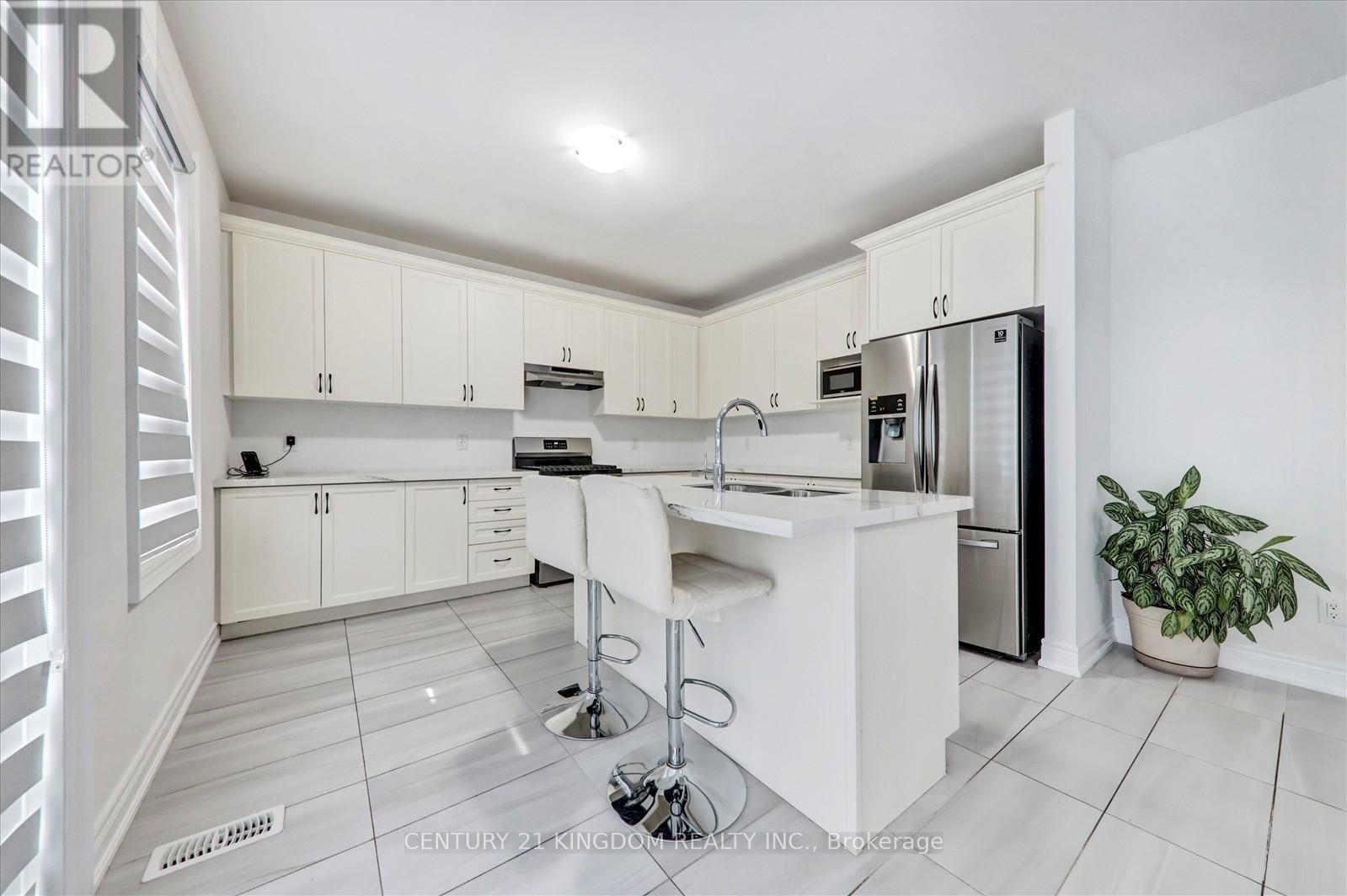 Photo 3 of 983 Langford Boulevard, Bradford West Gwillimbury ON